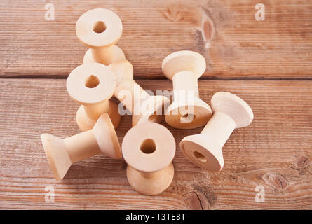 Vuoto filettatura in legno lo stelo su sfondo di legno Foto Stock
