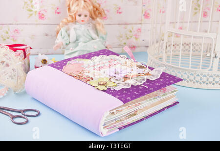 Scrapbooking album in chebbi chic stile per il bambino. Fatte a mano. Foto Stock
