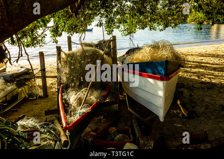 Barche da pesca sulla sabbia a Ponta do Sambaqui Beach. Florianopolis, Santa Catarina, Brasile. Foto Stock