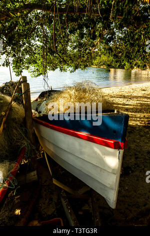 Barche da pesca sulla sabbia a Ponta do Sambaqui Beach. Florianopolis, Santa Catarina, Brasile. Foto Stock