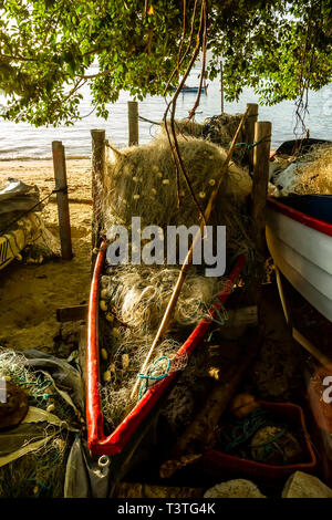 Barche da pesca sulla sabbia a Ponta do Sambaqui Beach. Florianopolis, Santa Catarina, Brasile. Foto Stock