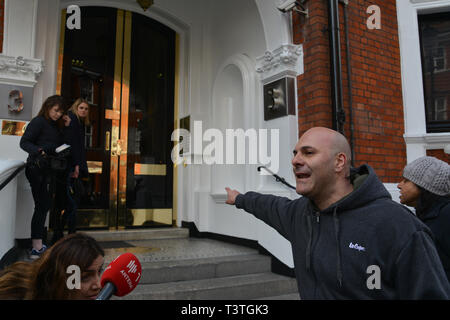 Un 'Free Speech' attivista e giornalista è intervistato all'entrata dell'Ambasciata del Ecuador a Londra, poco dopo il fondatore di WikiLeaks Julian Assange è stato rimosso dall'ambasciata e arrestato dalla polizia britannica. Foto Stock