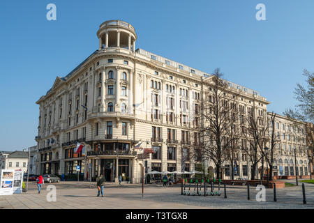 Varsavia, Polonia. Il 6 aprile 2019. Una vista di Cafe Bristol edificio in Krakowskie Przedmieście street al tramonto Foto Stock