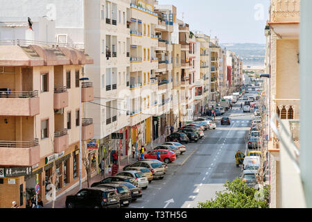 Torrevieja, Spagna - 22 Marzo 2019: sopra vista superiore quartiere residenziale strade di Torrevieja spagnolo resort city, tipici edifici alti exterior Foto Stock