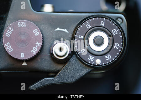 Close-Up Vista dall'alto del pulsante di scatto del vecchio acciaio nero Videocamera SLR. Foto Stock