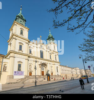 Varsavia, Polonia. Aprile, 2019. Una vista del Kościół Świętego Krzyża, la chiesa di Santa Croce di Krakowskie Przedmieście street Foto Stock