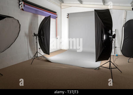 Salisbury, Wiltshire, Regno Unito. Aprile 2019. Luci e sfondi colorati in uno studio fotografico. Foto Stock