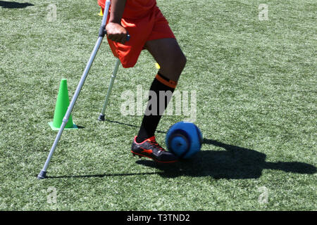 Preparazione della partita di calcio per le persone con disabilità amputazione, che si terrà sabato prossimo nella città di Gaza, l'11 aprile 2019. Per il f Foto Stock