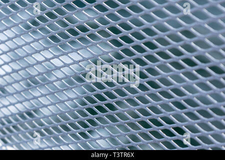 Bianco maglia piccola recinzione metallica con sfondo bokeh di fondo Foto  stock - Alamy