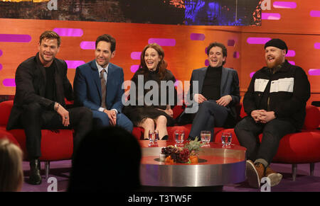 (Da sinistra a destra) Chris Hemsworth, Paul Rudd, Julianne Moore, Kit Harrington, e Tom Walker durante le riprese per il Graham Norton Show alla BBC Studioworks 6 Centro Televisivo, Wood Lane, Londra, per essere messo in onda su BBC One il venerdì sera. Foto Stock