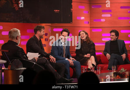 (Da sinistra a destra) Host Graham Norton, Chris Hemsworth, Paul Rudd, Julianne Moore, e Kit Harrington durante le riprese per il Graham Norton Show alla BBC Studioworks 6 Centro Televisivo, Wood Lane, Londra, per essere messo in onda su BBC One il venerdì sera. Foto Stock