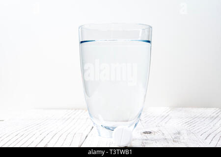 Bicchiere di acqua potabile con tablet Foto Stock