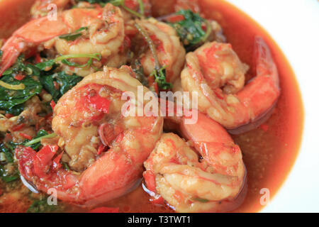 Chiuso fino in stile Thai gamberoni piccanti saltate in padella con basilico santo chiamato Pad Grapao Goong Foto Stock