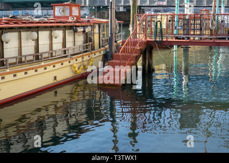 Le crociere sono molto popolari sul Fiume Sumida in Tokyo. Si tratta di un ottimo modo per vedere la città se si dispone di tempo sufficiente per passare tutta la giornata sull'acqua. Foto Stock