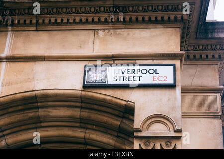 London, Regno Unito - 22 Luglio 2018: Liverpool street segno, città di Londra, Regno Unito. Costruito nel 1829 e intitolato a Robert Jenkinson, 2° Conte di Liverpool Foto Stock