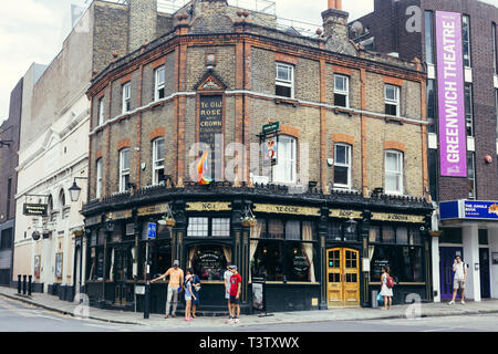 London, Regno Unito - Luglio 23, 2018: Ye Olde Rose and Crown pub accanto al teatro di Greenwich a Greenwich, a sud-est di Londra. Foto Stock