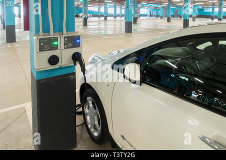 Auto elettrica ricarica nel centro commerciale parcheggio sotterraneo in Spagna Foto Stock