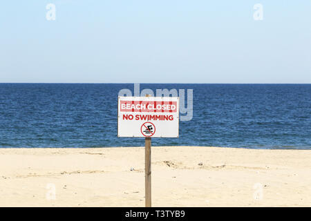 Un fuori stagione segno spiaggia di avvertimento non chiuso nuoto. punto spiaggia piacevole, New Jersey, STATI UNITI D'AMERICA Foto Stock