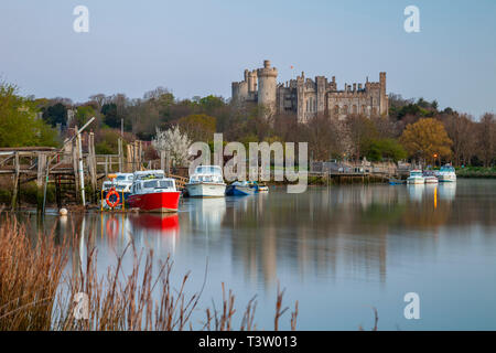 Alba sul fiume Arun, West Sussex, in Inghilterra. Castello di Arundel in distanza. Foto Stock