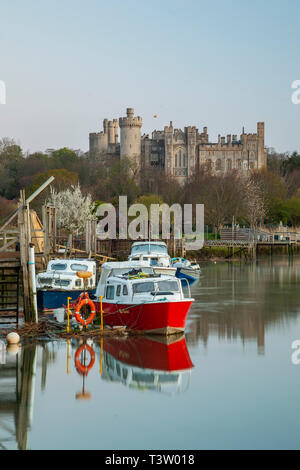 Alba sul fiume Arun in Arundel, West Sussex, in Inghilterra. Castello di Arundel in background. Foto Stock