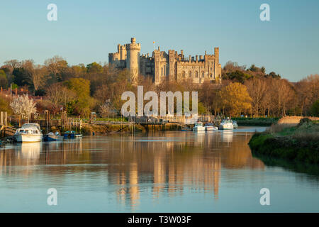 Alba sul fiume Arun nel West Sussex, in Inghilterra. Castello di Arundel in distanza. Foto Stock