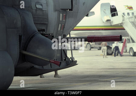 30 ottobre 1993 i barili di una pistola Bofors da 40 mm e Howitzer da 105 mm sporgono dal lato del porto di una nave da tiro USAF Lockheed AC-130H 'Spectra', parcheggiata all'aeroporto di Mogadiscio, in Somalia. Foto Stock