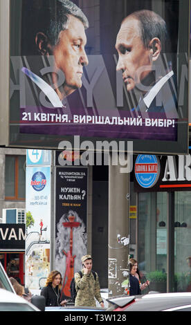 Una campagna di manifesti con ritratti dell attuale Presidente ucraino e candidato presidenziale Petro Poroshenko (L) e il Presidente russo Vladimir Putin (R) dicendo, 21 aprile. la scelta decisiva!, è visto, a Kiev in Ucraina. Il secondo turno delle elezioni presidenziali si terrà in Ucraina il 21 aprile 2019. Foto Stock