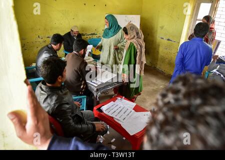 Gli elettori si vede la colata loro schede elettorali in corrispondenza di una stazione di polling durante la prima fase delle elezioni generali in Shadipora. La prima fase delle elezioni generali ha cominciato con il polling in 91 circoscrizioni elettorali sparse in 18 stati e due territori dell'Unione. La questione dello Jammu e del Kashmir ha registrato il 47% per cento affluenza alle urne. Foto Stock