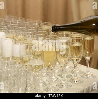 Lo champagne è versata da una bottiglia in un ristorante Foto Stock