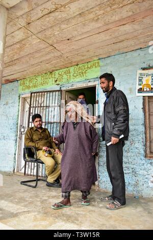 Una donna anziana visto che esce dopo la fusione la sua votazione in corrispondenza di una stazione di polling durante la prima fase delle elezioni generali in Shadipora. La prima fase delle elezioni generali ha cominciato con il polling in 91 circoscrizioni elettorali sparse in 18 stati e due territori dell'Unione. La questione dello Jammu e del Kashmir ha registrato il 47% per cento affluenza alle urne. Foto Stock