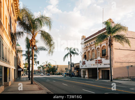 Gli edifici e le palme sulla strada principale nel centro cittadino di Santa Ana, California Foto Stock