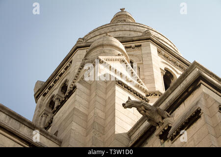 I dettagli di una vecchia cattedrale cattolica, doccioni, chimere, archi, colonne, facciate scolpite, soft focus. Foto Stock