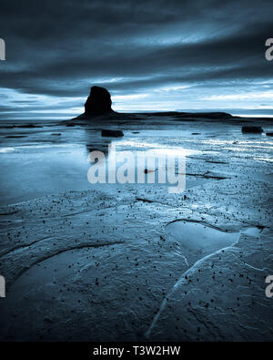 Una immagine di panorama di Saltwick Bay, Nero Nab. Foto Stock