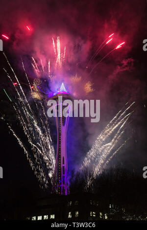 WA16135-00...WASHINGTON - 2019 nuovi anni di fuochi d'artificio a Space Needle a Seattle, offerte da T-Mobile. Foto Stock