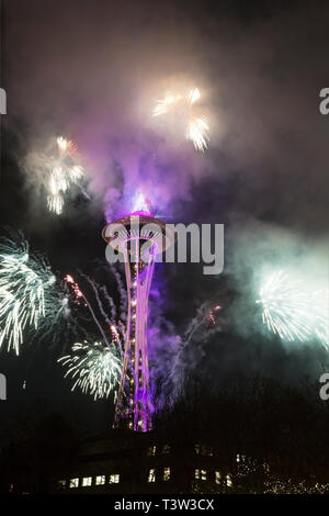 WA16137-00...WASHINGTON - 2019 nuovi anni di fuochi d'artificio a Space Needle a Seattle come il fumo dai fuochi d'artificio esplosa inizia a riempire l'aria, sponser Foto Stock