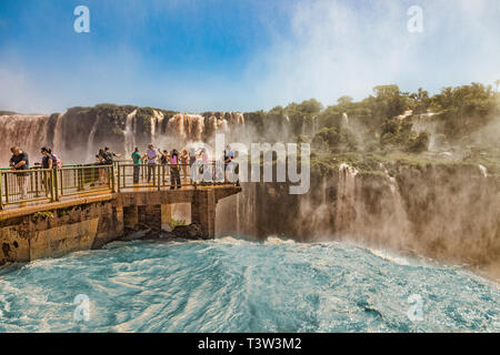 Foz do Iguacu, Brasile - 20 Novembre 2017: la gente su una passerella pedonale nel centro della Cascate di Iguazu sul lato brasiliano. Foto Stock