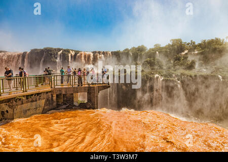 Foz do Iguacu, Brasile - 20 Novembre 2017: la gente su una passerella pedonale nel centro della Cascate di Iguazu sul lato brasiliano. Foto Stock