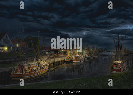 Il Greetsiel porto in serata durante i temporali Foto Stock