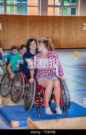Gummersbach, Germania - 18 Maggio 2014: i ragazzi disabili in sedia a rotelle sport nella sports hall Foto Stock