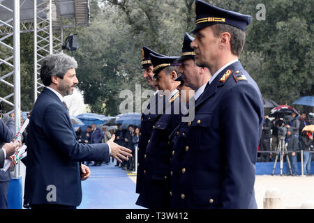 Roma, Italia - 10 Aprile 2019: Il presidente della Camera dei Deputati Roberto Fico dà le medaglie per il meritevole di funzionari di polizia, durante il cele Foto Stock