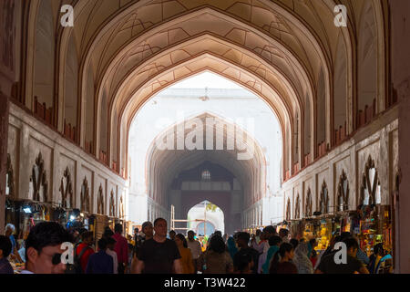 New Delhi, India, Mar 30 2019 - vista interna del mercato presso il Red Fort - La piazza del mercato è stata costruita dai Mughals nel XVII secolo Foto Stock