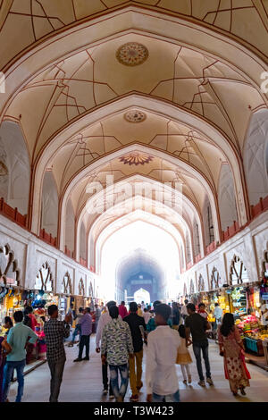 New Delhi, India, Mar 30 2019 - vista interna del mercato presso il Red Fort - La piazza del mercato è stata costruita dai Mughals nel XVII secolo Foto Stock