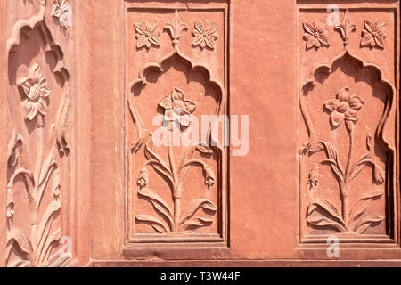 India, Delhi, Mar 30 2019 - Dettaglio, islamica bassorilievo decorazione su pietra arenaria rossa del varco di ingresso, Lal Qila o Red Fort di Delhi, India Foto Stock