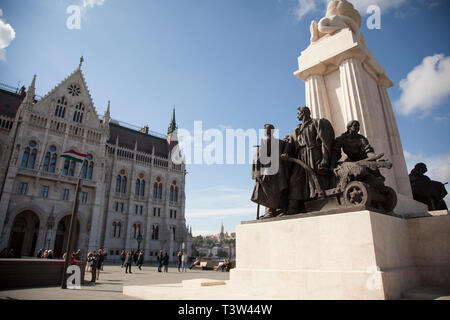 BUDAPEST, Ungheria - 22 settembre 2017: Kossuth Memorial è il monumento pubblico dedicato alla ex Regent-President ungherese Lajos Kossuth davanti a t Foto Stock