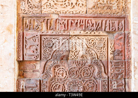 New Delhi, India, Mar 30 2019 - Un otto facciate modello geometrico è intarsiato nel soffitto del tamburo cerimoniale House Naqqar Khana di Fort rosso Foto Stock