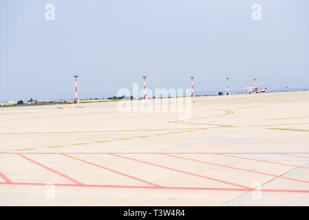 Bari, Italia - Marzo 8, 2019: aereo rotolare lungo una pista di aeroporto. Foto Stock