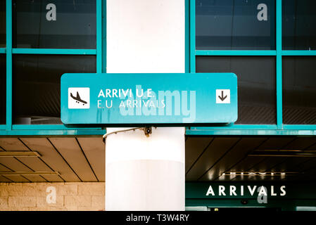 Bari, Italia - Marzo 8, 2019: Segno di arrivi di viaggiatori dall'UE in un aeroporto europeo. Foto Stock