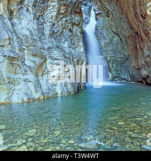 Cascata su terreni fangosi creek in un canyon lungo il Rocky Mountain Front vicino bynum, montana Foto Stock