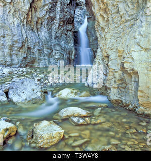 Cascata su terreni fangosi creek in un canyon lungo il Rocky Mountain Front vicino bynum, montana Foto Stock