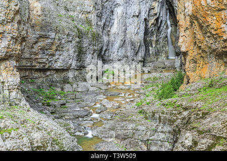 Terreni fangosi creek canyon e scende lungo il Rocky Mountain Front vicino bynum, montana Foto Stock